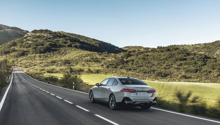 Nuova BMW Serie 5: al Salone di Monaco 2023 debutteranno due varianti ibride plug-in - Foto 79 di 140