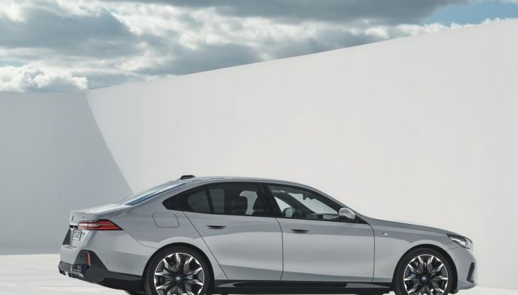 Nuova BMW Serie 5: al Salone di Monaco 2023 debutteranno due varianti ibride plug-in - Foto 138 di 140