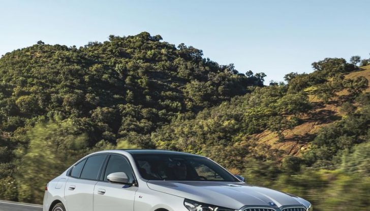 Nuova BMW Serie 5: al Salone di Monaco 2023 debutteranno due varianti ibride plug-in - Foto 61 di 140