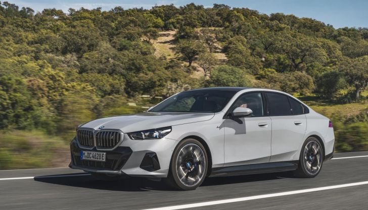 Nuova BMW Serie 5: al Salone di Monaco 2023 debutteranno due varianti ibride plug-in - Foto 46 di 140