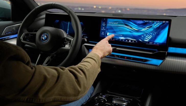 Nuova BMW Serie 5: al Salone di Monaco 2023 debutteranno due varianti ibride plug-in - Foto 16 di 140