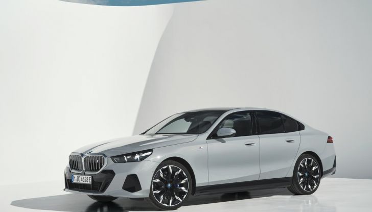 Nuova BMW Serie 5: al Salone di Monaco 2023 debutteranno due varianti ibride plug-in - Foto 135 di 140