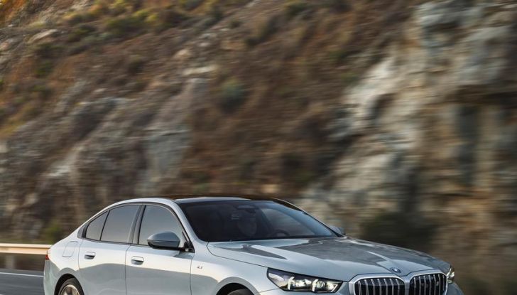 Nuova BMW Serie 5: al Salone di Monaco 2023 debutteranno due varianti ibride plug-in - Foto 66 di 140