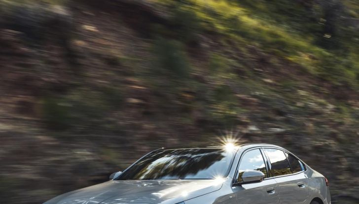 Nuova BMW Serie 5: al Salone di Monaco 2023 debutteranno due varianti ibride plug-in - Foto 51 di 140