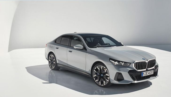 Nuova BMW Serie 5: al Salone di Monaco 2023 debutteranno due varianti ibride plug-in - Foto 140 di 140