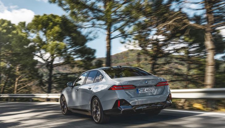 Nuova BMW Serie 5: al Salone di Monaco 2023 debutteranno due varianti ibride plug-in - Foto 77 di 140