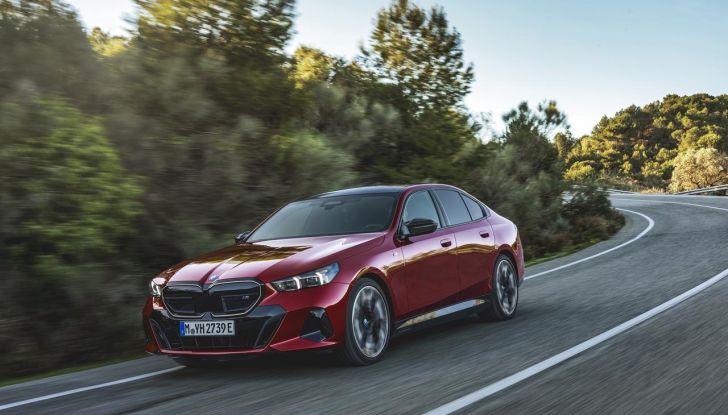 Nuova BMW Serie 5: al Salone di Monaco 2023 debutteranno due varianti ibride plug-in - Foto 101 di 140