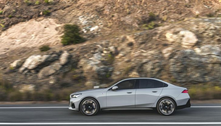 Nuova BMW Serie 5: al Salone di Monaco 2023 debutteranno due varianti ibride plug-in - Foto 44 di 140
