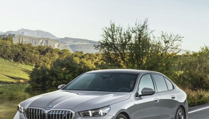 Nuova BMW Serie 5: al Salone di Monaco 2023 debutteranno due varianti ibride plug-in - Foto 56 di 140