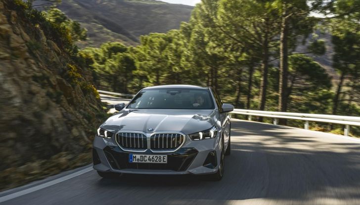 Nuova BMW Serie 5: al Salone di Monaco 2023 debutteranno due varianti ibride plug-in - Foto 84 di 140