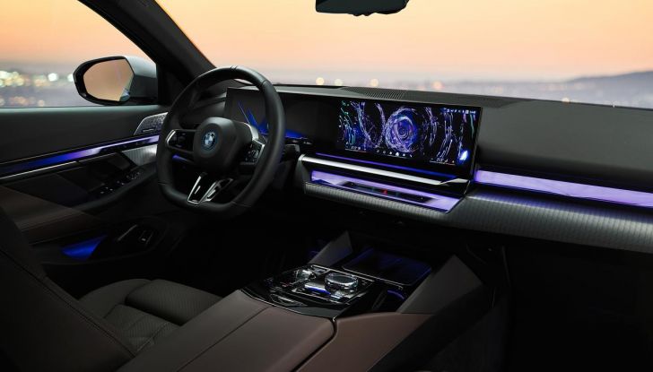 Nuova BMW Serie 5: al Salone di Monaco 2023 debutteranno due varianti ibride plug-in - Foto 18 di 140