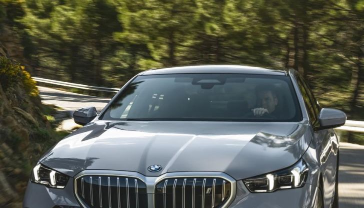 Nuova BMW Serie 5: al Salone di Monaco 2023 debutteranno due varianti ibride plug-in - Foto 85 di 140