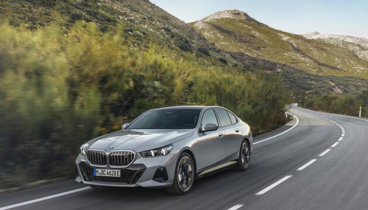Nuova BMW Serie 5: al Salone di Monaco 2023 debutteranno due varianti ibride plug-in - Foto 47 di 140