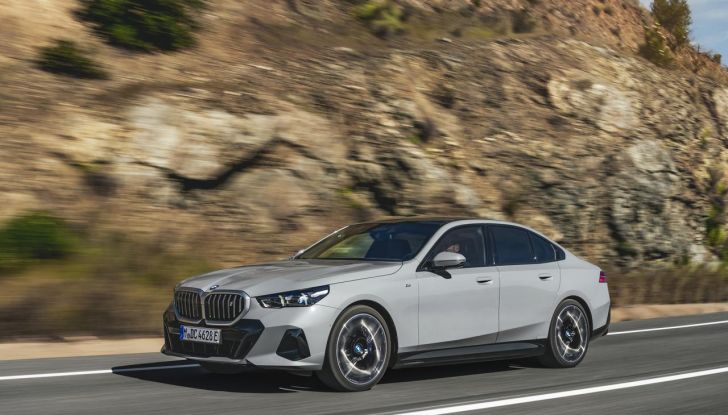 Nuova BMW Serie 5: al Salone di Monaco 2023 debutteranno due varianti ibride plug-in - Foto 45 di 140