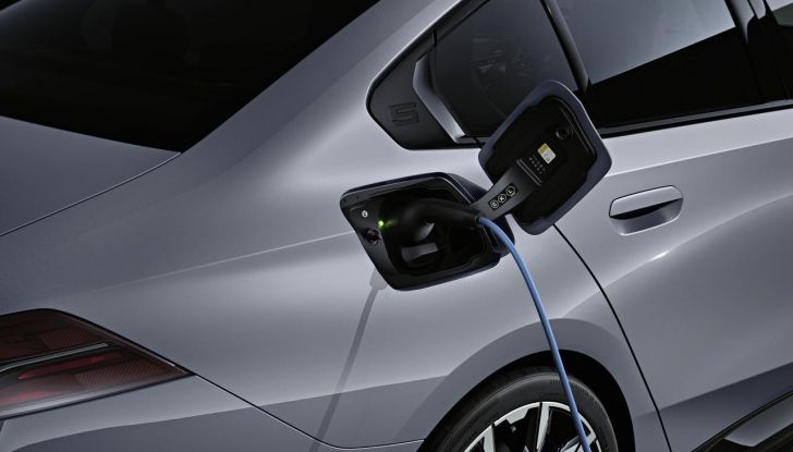 Nuova BMW Serie 5: al Salone di Monaco 2023 debutteranno due varianti ibride plug-in - Foto 4 di 140