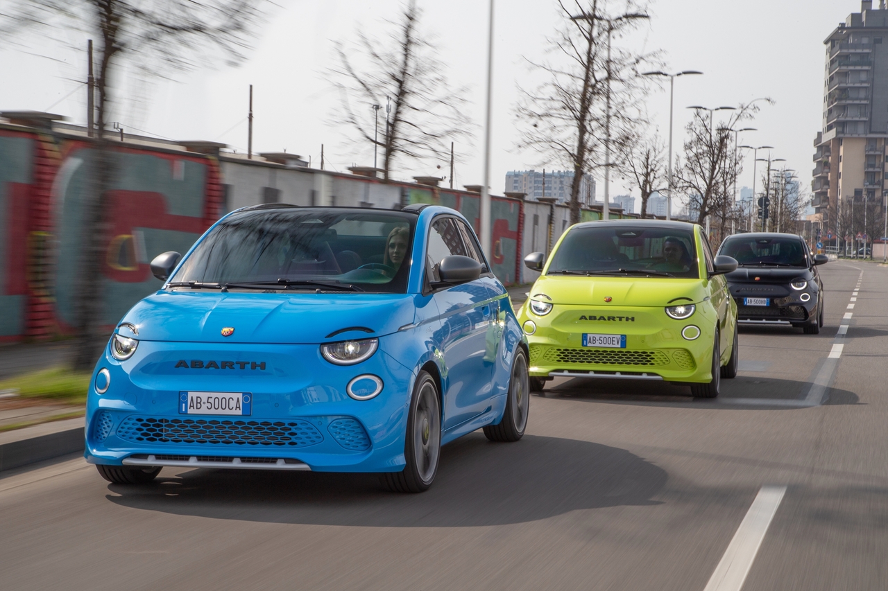 Abarth 500: dimensioni, interni, motori, prezzi e concorrenti