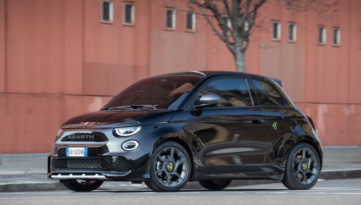 Nuove Abarth 500e e 500e Turismo: cresce la gamma con due versioni inedite - Foto 16 di 58