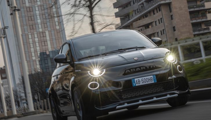 Nuove Abarth 500e e 500e Turismo: cresce la gamma con due versioni inedite - Foto 17 di 58