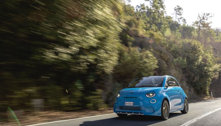 Nuove Abarth 500e e 500e Turismo: cresce la gamma con due versioni inedite - Foto 28 di 58