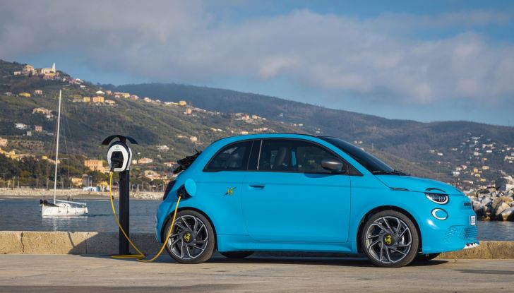Nuove Abarth 500e e 500e Turismo: cresce la gamma con due versioni inedite - Foto 32 di 58