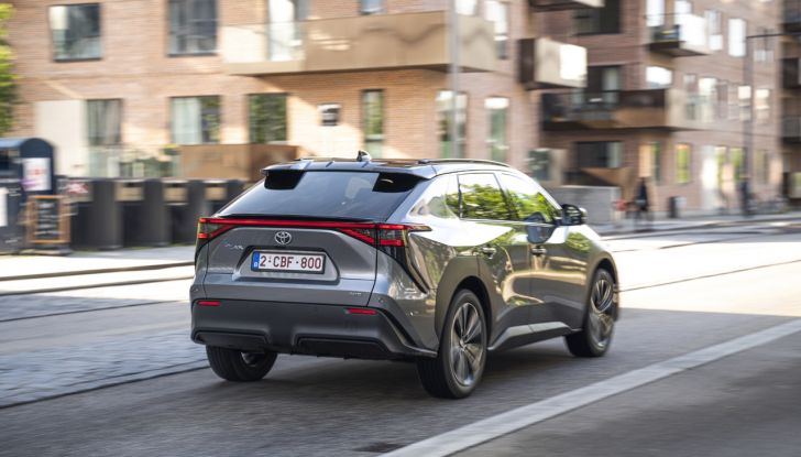 Toyota bZ4X: allestimenti, prezzi e autonomia della nuova gamma 2024 - Foto 5 di 10