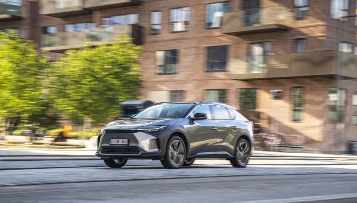 Toyota bZ4X: allestimenti, prezzi e autonomia della nuova gamma 2024 - Foto 6 di 10