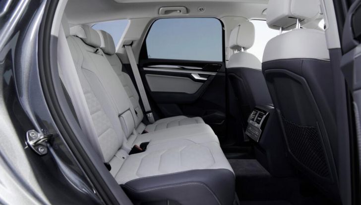 Volkswagen Touareg 2024 restyling: motori, allestimenti, prezzi - Foto 34 di 73