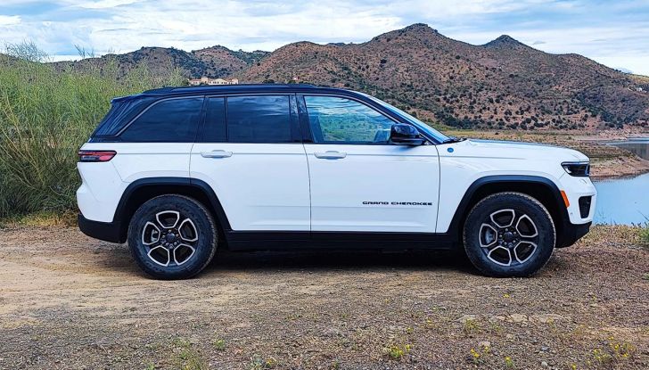 Jeep Grand Cherokee 4xe 2023: prova su strada e consumi del nuovo SUV ibrido - Foto 2 di 24