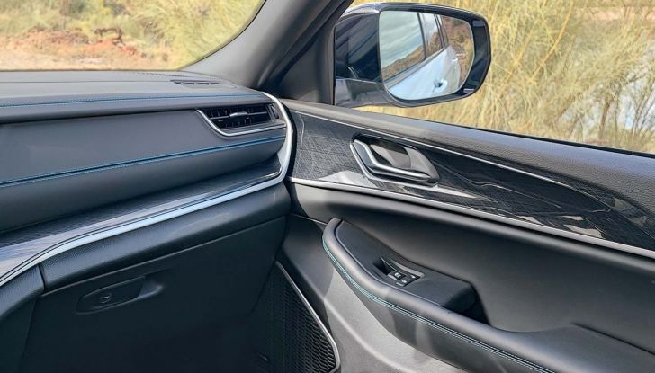 Jeep Grand Cherokee 4xe 2023: prova su strada e consumi del nuovo SUV ibrido - Foto 18 di 24