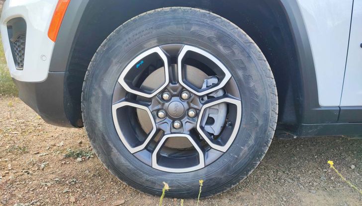 Jeep Grand Cherokee 4xe 2023: prova su strada e consumi del nuovo SUV ibrido - Foto 5 di 24