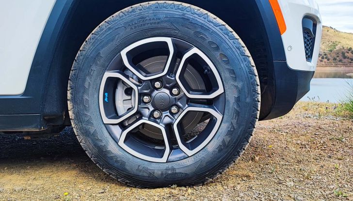 Jeep Grand Cherokee 4xe 2023: prova su strada e consumi del nuovo SUV ibrido - Foto 6 di 24