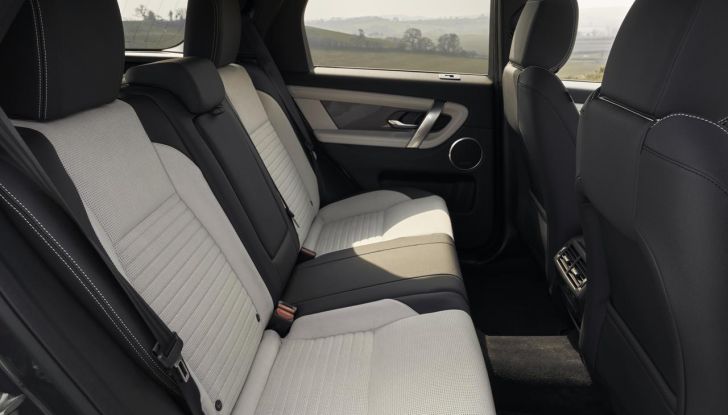 Land Rover Discovery Sport: debutta il model year 2024 con diverse novità - Foto 13 di 42