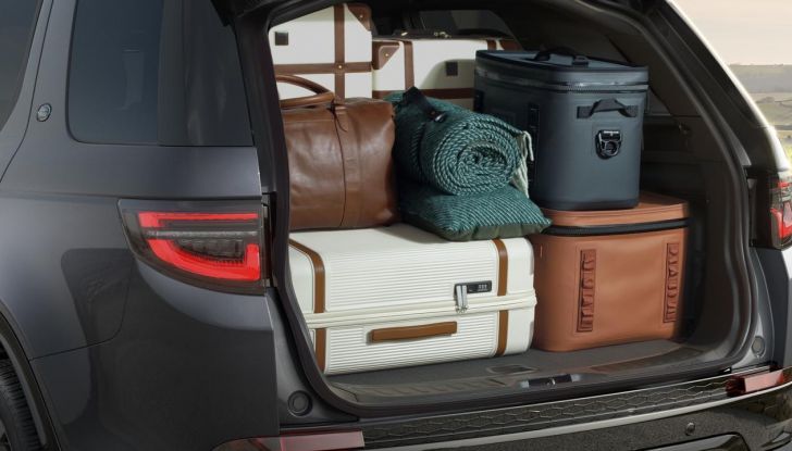 Land Rover Discovery Sport: debutta il model year 2024 con diverse novità - Foto 37 di 42
