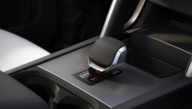 Land Rover Discovery Sport: debutta il model year 2024 con diverse novità - Foto 33 di 42