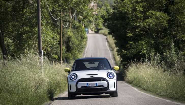 Mini Cooper SE: debutta la nuova versione speciale Elettrifigata - Foto 20 di 61