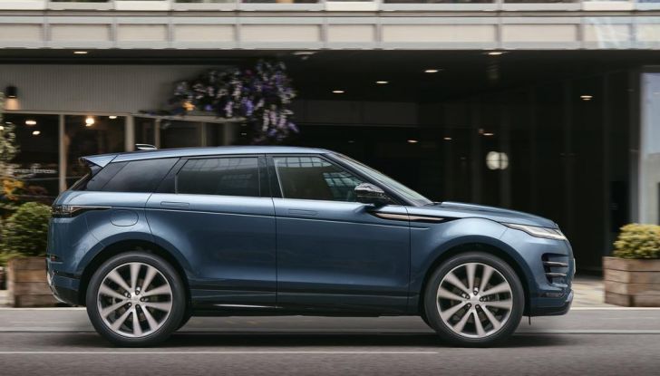 Range Rover Evoque 2024: il nuovo restyling introduce diverse novità esterne e interne - Foto 18 di 35