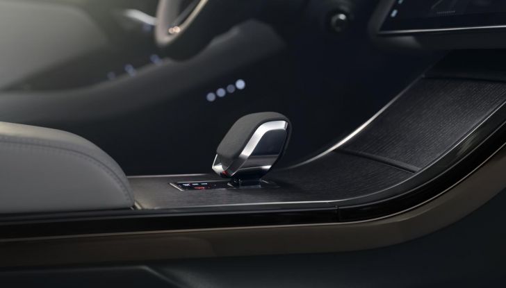 Range Rover Evoque 2024: il nuovo restyling introduce diverse novità esterne e interne - Foto 8 di 35