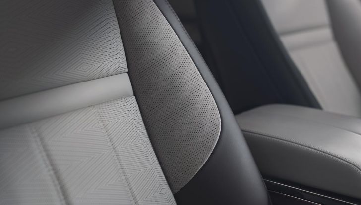 Range Rover Evoque 2024: il nuovo restyling introduce diverse novità esterne e interne - Foto 12 di 35