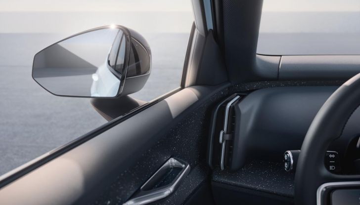 Volvo EX30: allestimenti, caratteristiche tecniche e prestazioni del nuovo SUV compatto elettrico - Foto 51 di 85