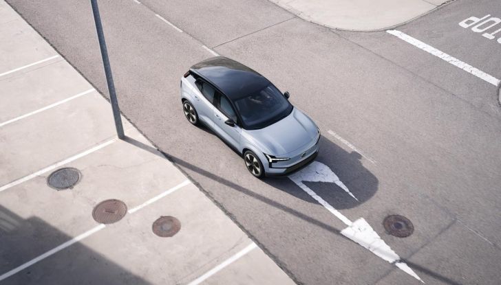 Volvo EX30: allestimenti, caratteristiche tecniche e prestazioni del nuovo SUV compatto elettrico - Foto 31 di 85