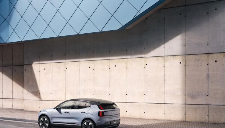 Volvo EX30: allestimenti, caratteristiche tecniche e prestazioni del nuovo SUV compatto elettrico - Foto 4 di 85