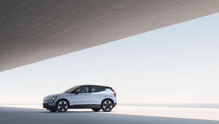 Volvo EX30: allestimenti, caratteristiche tecniche e prestazioni del nuovo SUV compatto elettrico - Foto 18 di 85