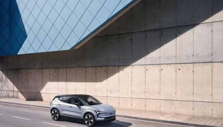 Volvo EX30: allestimenti, caratteristiche tecniche e prestazioni del nuovo SUV compatto elettrico - Foto 32 di 85