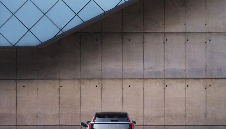 Volvo EX30: allestimenti, caratteristiche tecniche e prestazioni del nuovo SUV compatto elettrico - Foto 36 di 85