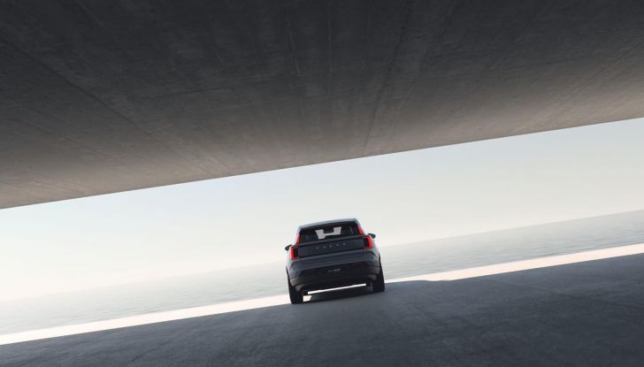 Volvo EX30: allestimenti, caratteristiche tecniche e prestazioni del nuovo SUV compatto elettrico - Foto 16 di 85