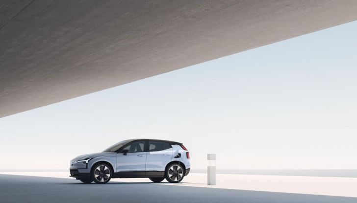 Volvo EX30: allestimenti, caratteristiche tecniche e prestazioni del nuovo SUV compatto elettrico - Foto 19 di 85
