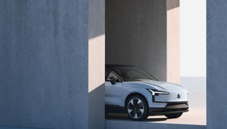 Volvo EX30: allestimenti, caratteristiche tecniche e prestazioni del nuovo SUV compatto elettrico - Foto 21 di 85