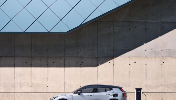 Volvo EX30: allestimenti, caratteristiche tecniche e prestazioni del nuovo SUV compatto elettrico - Foto 9 di 85