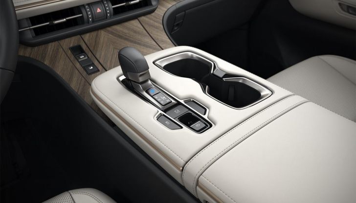 Lexus LM: caratteristiche e versioni della nuova monovolume di lusso - Foto 12 di 15