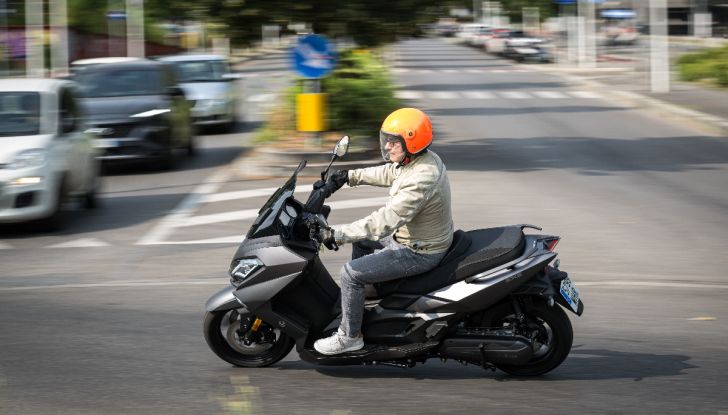 Nerva Exe, lo scooter elettrico “buono” provato su strada - Foto 8 di 20
